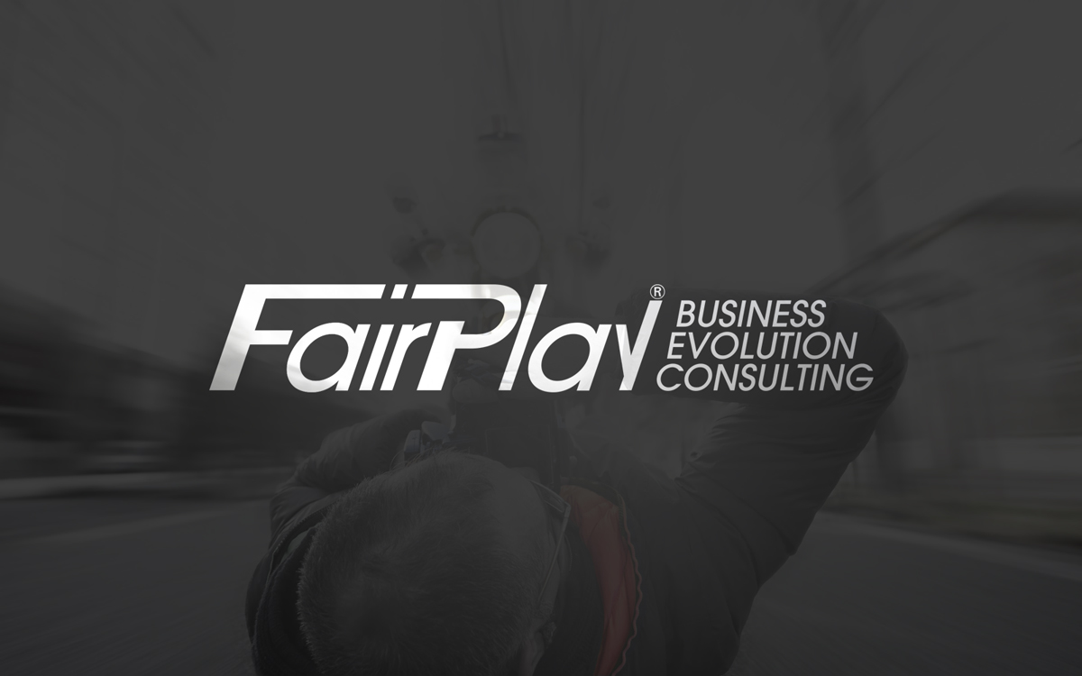 Logo de Fair Play con fotografía de una motocicleta en movimiento de fondo